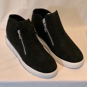 NWOT Cushionaire Hart Hidden Wedge Black Sneaker